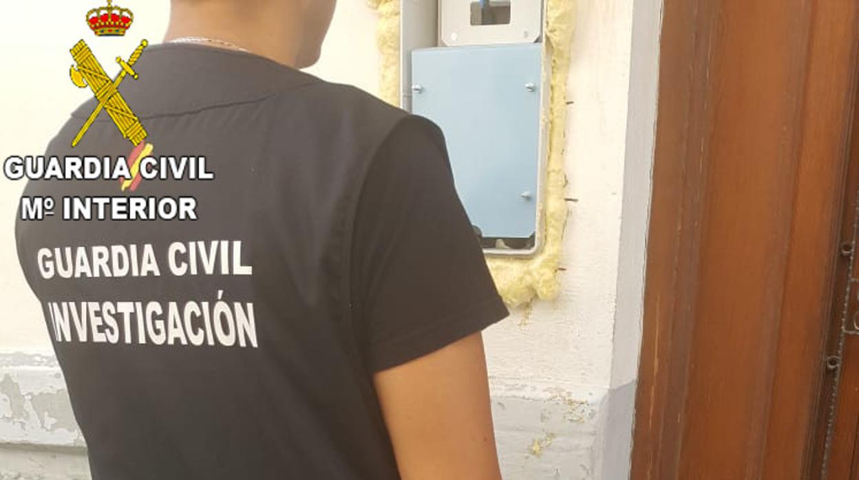 Imagen de un agente de la Guardia Civil durante el operativo desplegado en Buñol