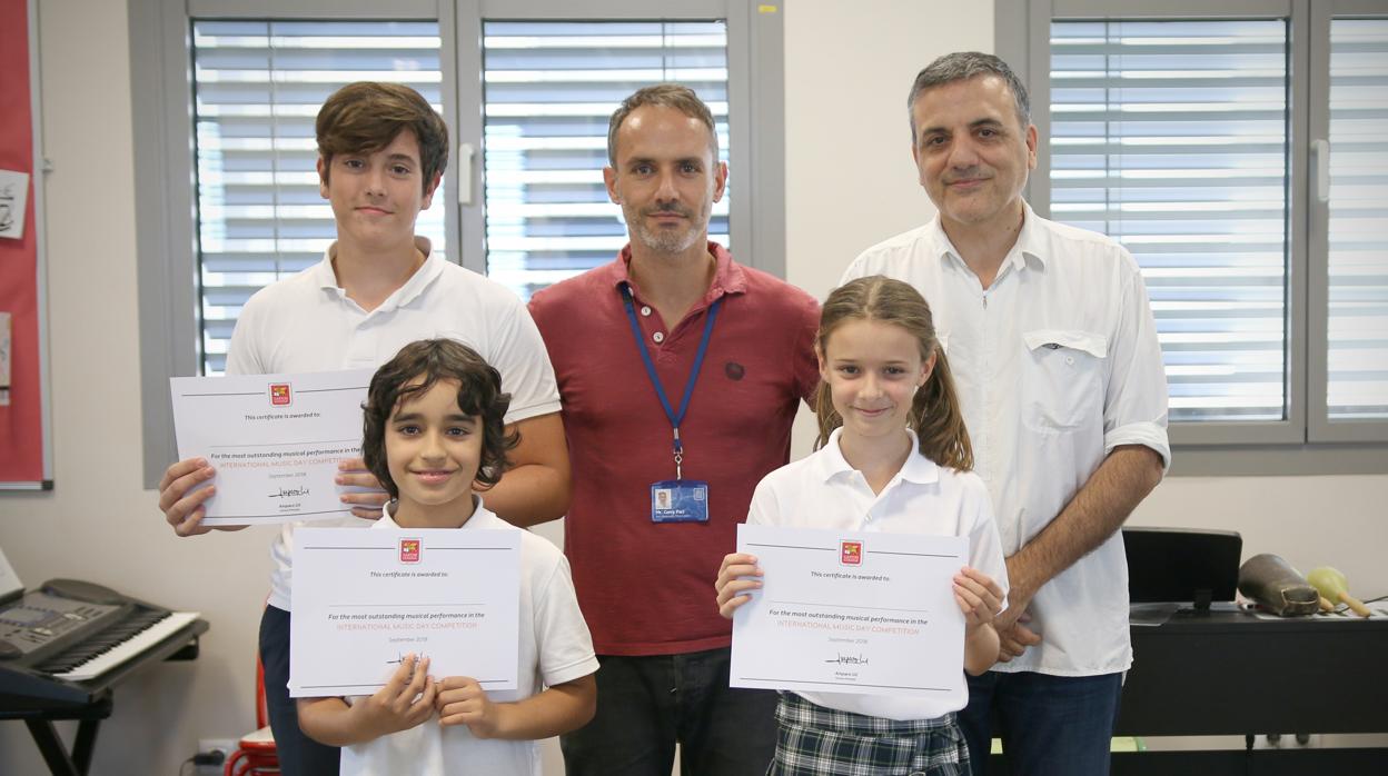 Los tres alumnos premiados en el Concurso de Música de Jóvenes Talentos de Caxton College junto al compositor Lucio Godoy y el profesor de Música Gerri Paci
