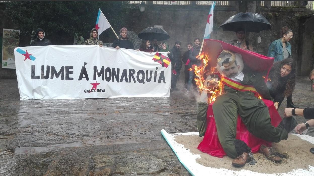 Imagen de la quema del muñeco con el rostro del Rey, este viernes, en Santiago