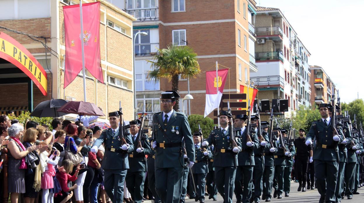 Desfile tras el acto en el patio del acuartelamiento de Toledo