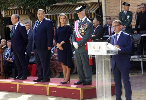 El general, Milagros Tolón, Jesús Fernández Vaquero y Alfonso Ruiz Molina escuchan a Manuel González