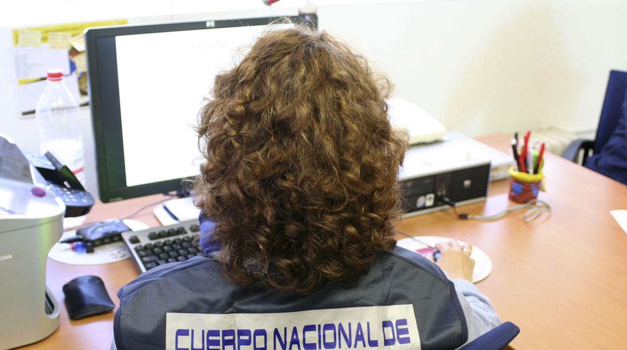 Agente policial investiga un ordenador sospechoso de albergar contenido sexual