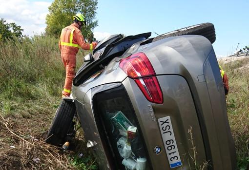 El rescate de una mujer cuyo coche había volcado en Oliva