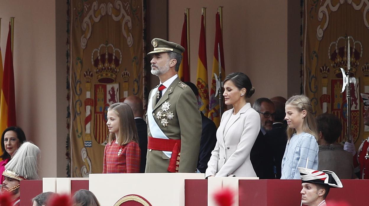 La Princesa, a la derecha del Rey, presencia el desfile militar en la Fiesta Nacional