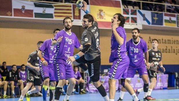 27-27: Tablas en el derbi regional de balonmano entre el Guadalajara y el Cuenca