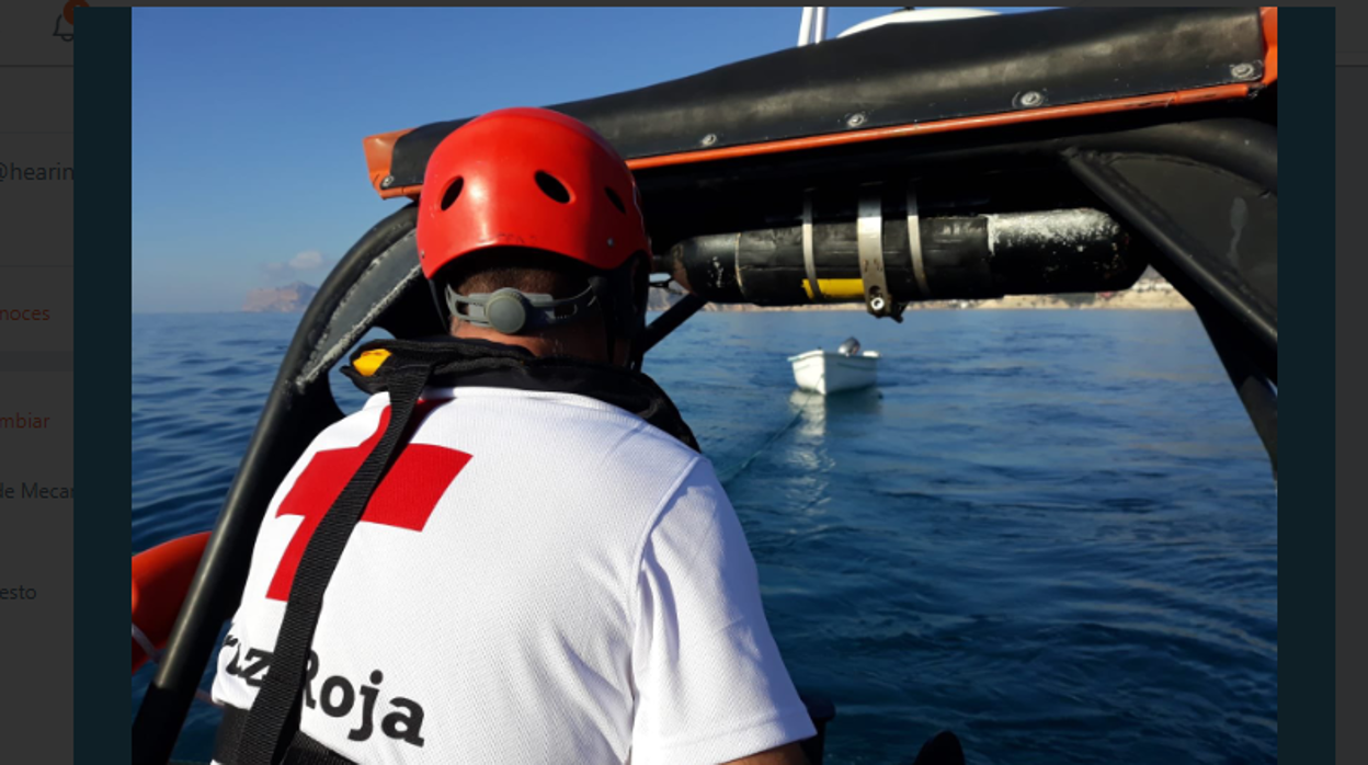 Efectivos de la Cruz Roja cerca de una de las pateras vacías