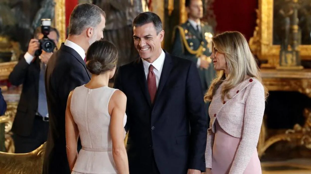 Pedro Sánchez saluda ayer a la ministraa de Defensa, Margarita Robles.
