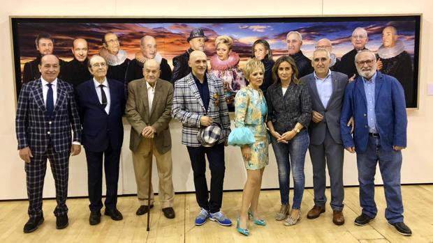 Los artistas con la obra principal de la exposición y varias de las personalidad que aparecen en la muestra