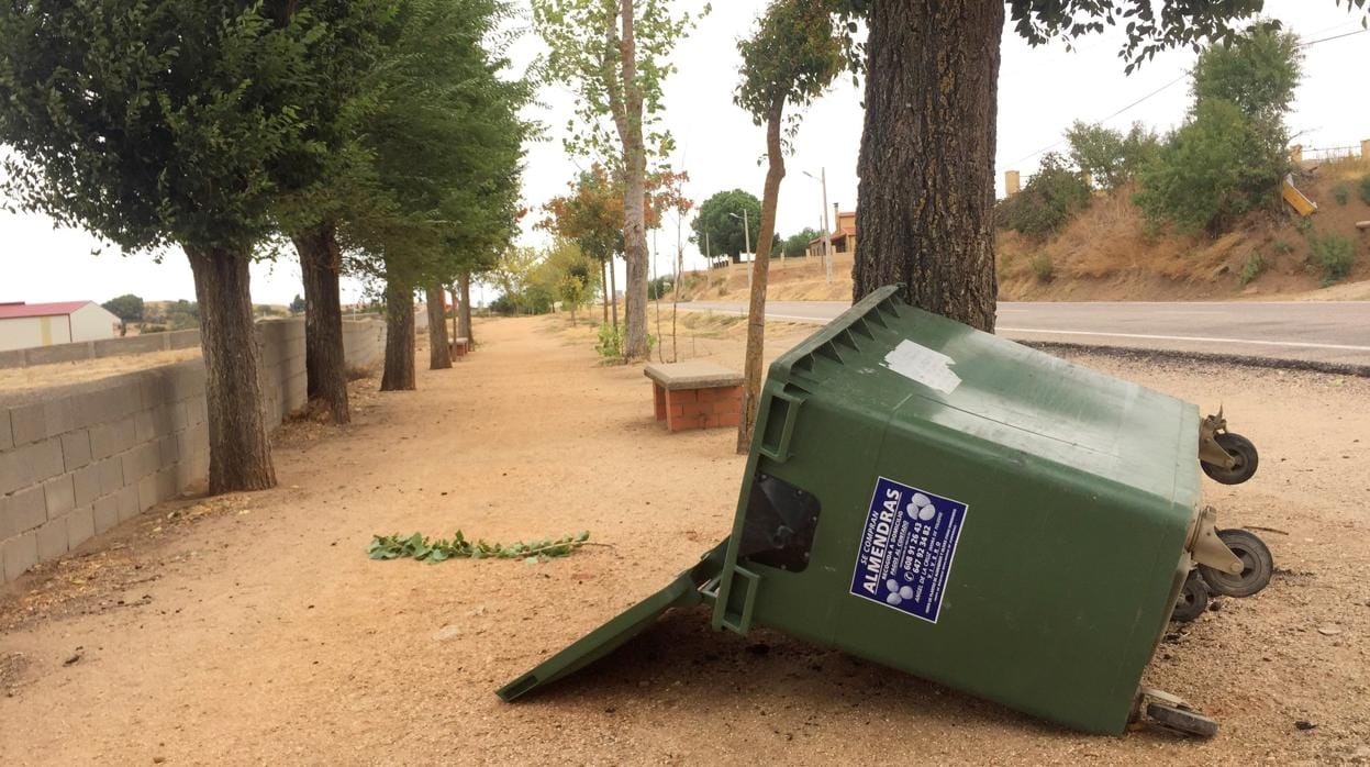 Un contenedor derribado a causa del viento provocado por el ciclón Lesley en Zamora