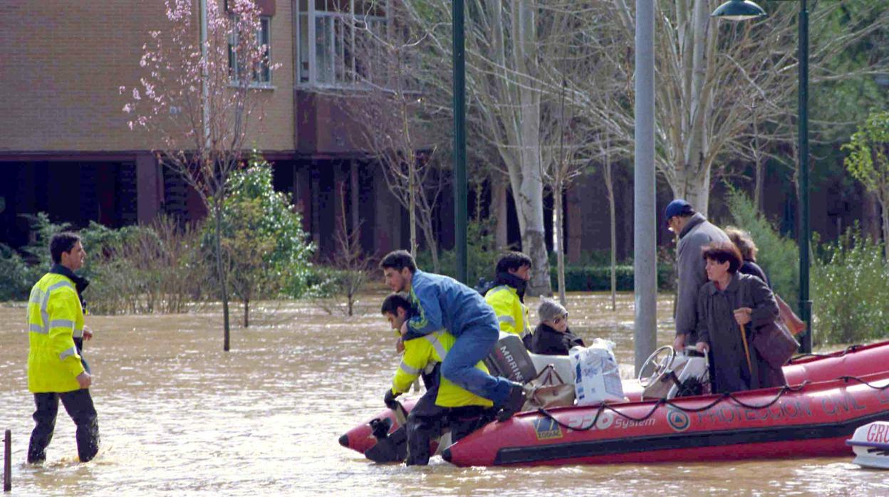 El desbordamiento del Pisuerga en 2001 obligó a desalojar a un centanar de vecinos en Valladolid