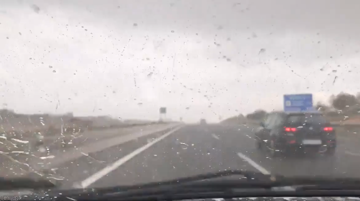 Lluvia en el interior de Valencia, en una imagen difundida por AEMET de un conductor