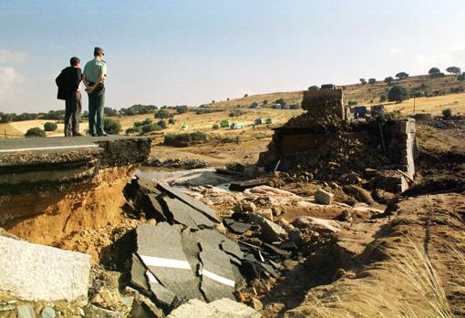 Estado en el que quedó el puente en el que desaparecieron los dos menores muertos en 1999 tras una tromba de agua en Mediana de Voltoya (Ávila)