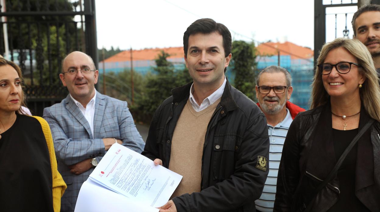 El secretario general del PSdeG momentos antes de presentar su candidatura a las primarias del partido para elegir candidato a la presidencia de la Xunta