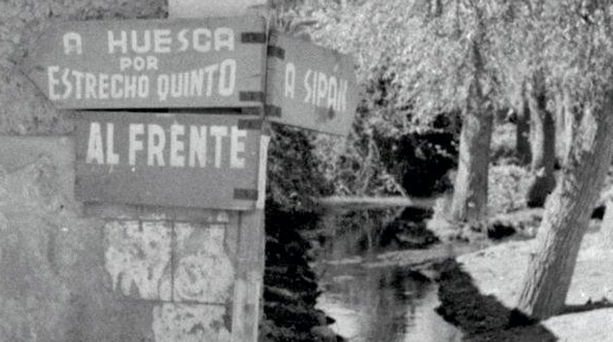 Fotografía de 1938 con señales que apuntan hacia el frente de Huesca