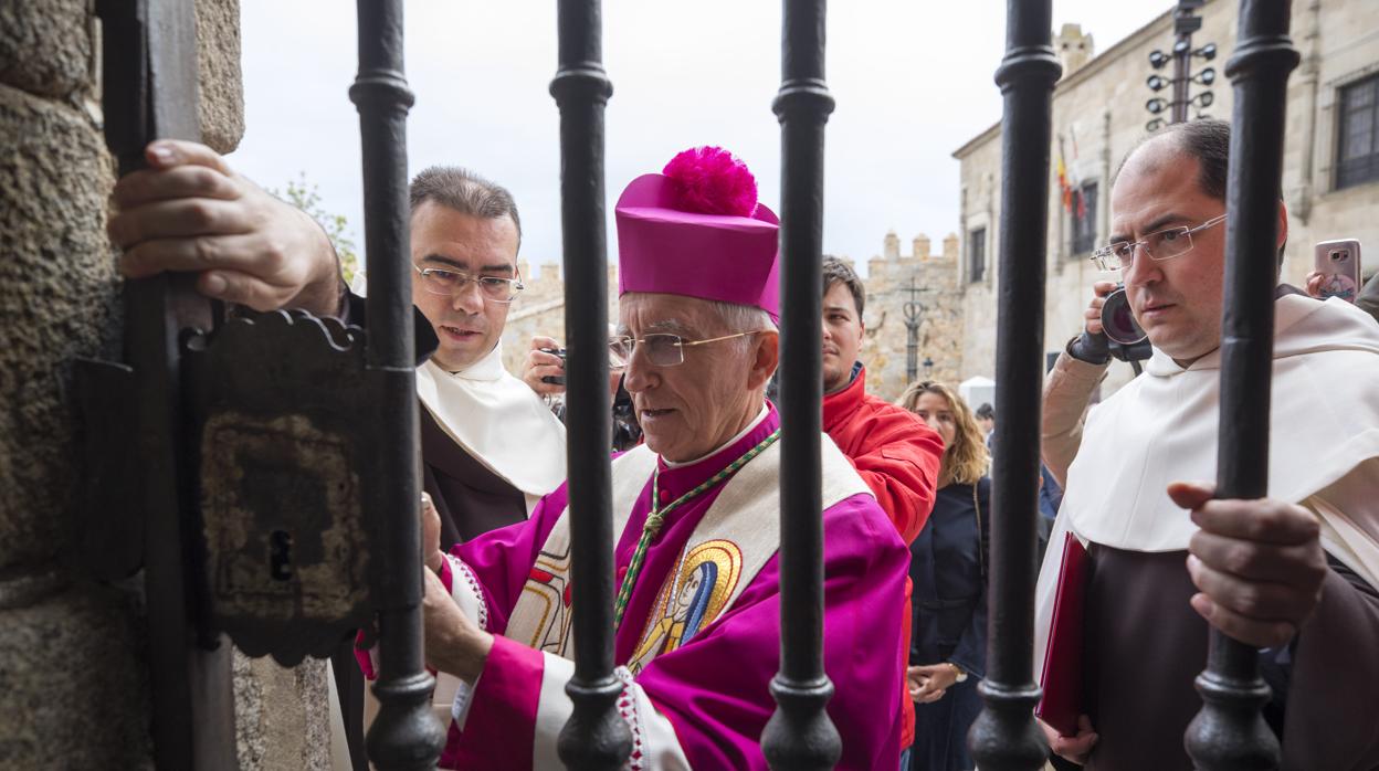 El obispo de Ávila, Jesús García Burillo, cierra la Puerta Santa y clausura el I Año Jubilar Teresiano
