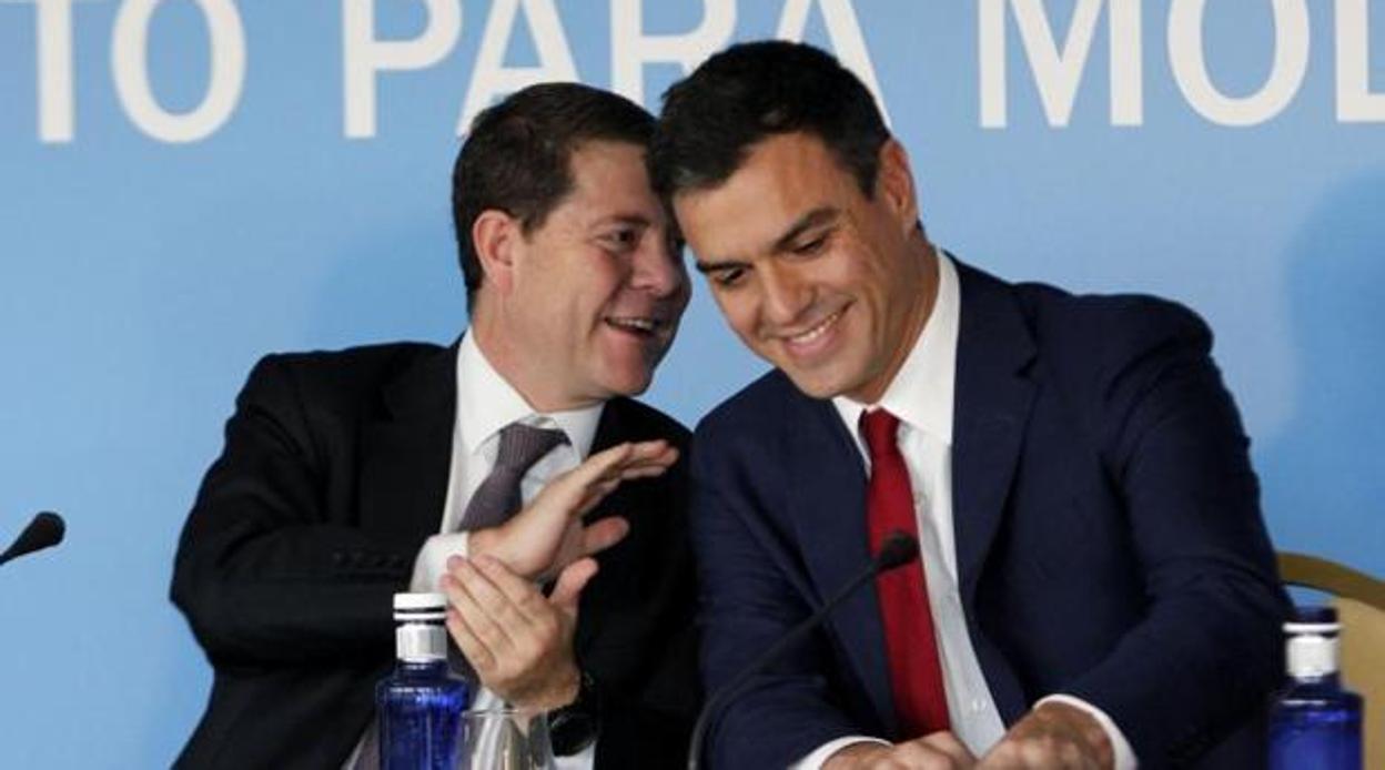 Emiliano García-Page charlando con Pedro Sánchez en una foto de archivo