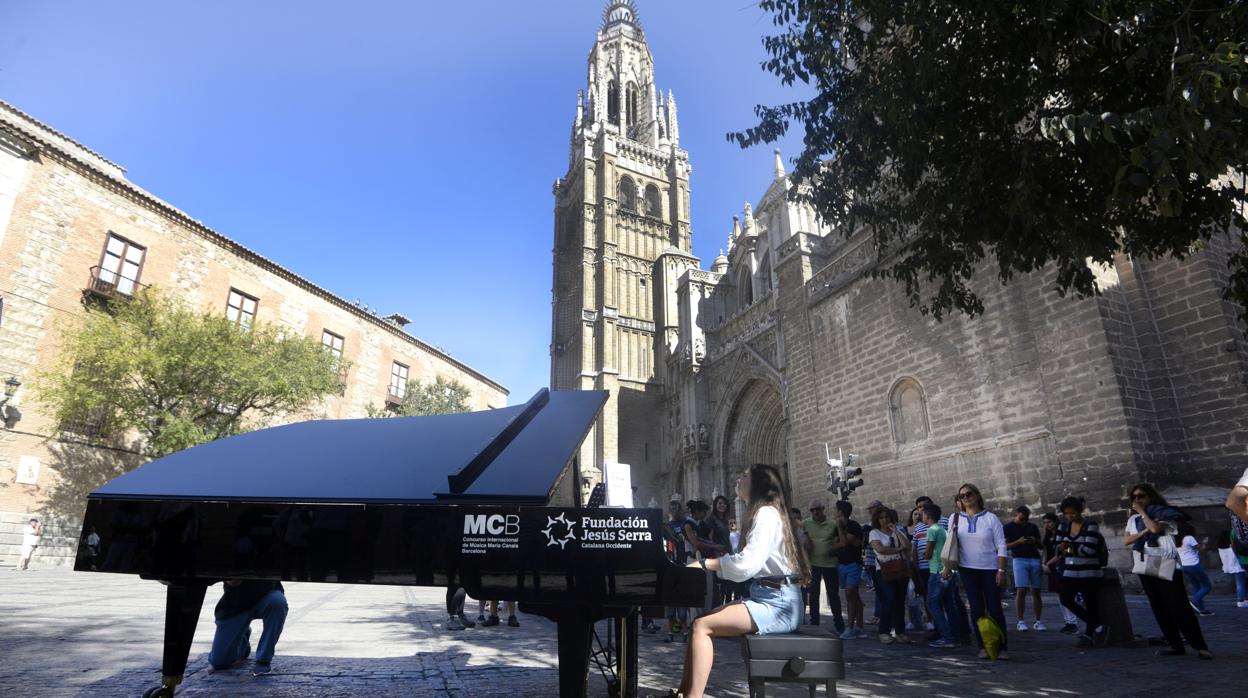 Una joven toca en uno de los pianos de cola que se instaló el año pasado en la plaza de Ayuntamiento