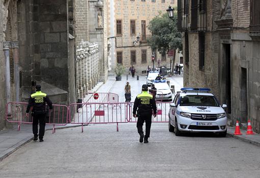 Esta mañana el entorno de la torre en la calle Arco de Palacio ha sido acordonado para realizar el estudio fotográfico con el dron