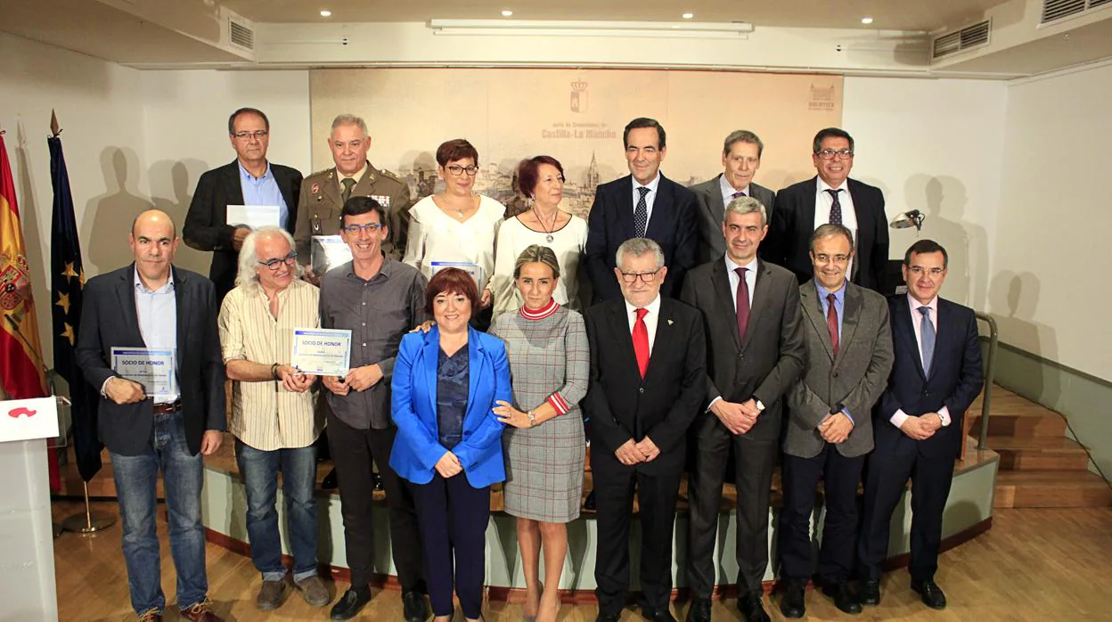 La alcaldesa y el consejero de Cultura, con los premiados, entre ellos el expresidente José Bono