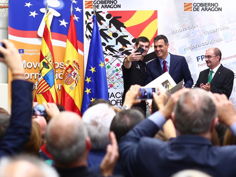 Pedro Sánchez se hace una foto en un centro zaragozano de FP, en presencia del presidente aragonés