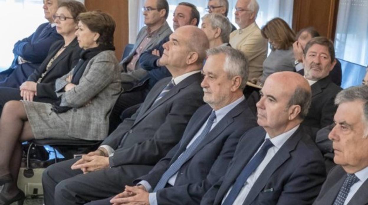 Los expresidentes de la Junta de Andalucía Chaves y Griñán, en el banquillo del kuicio de los ERE