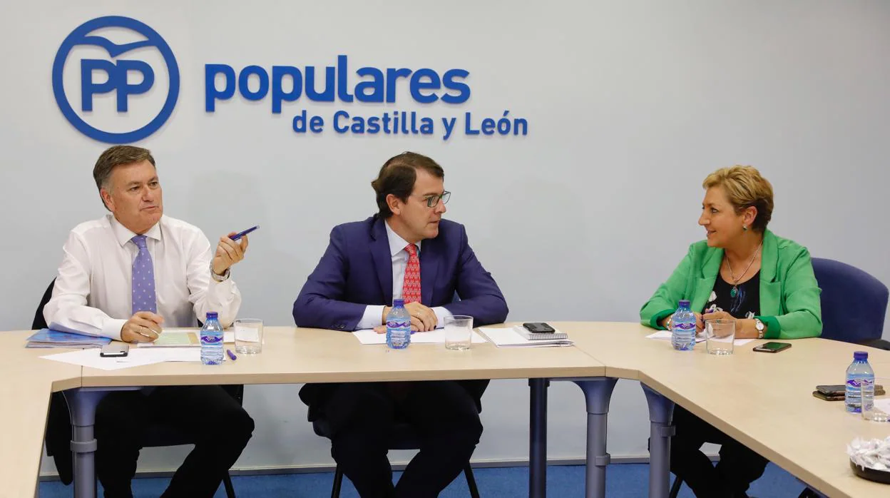 El presidente del PP de Castilla y León, Alfonso Fernández Mañueco (D), se reúne con los presidentes provinciales del partido