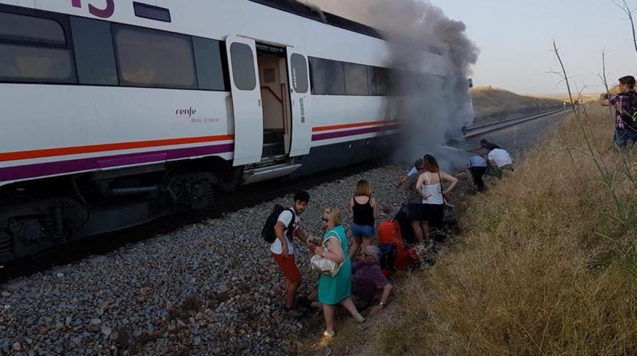 Uno de los últimos incidentes en la línea entre Madrid y Extremadura, con un incendio en un convoy