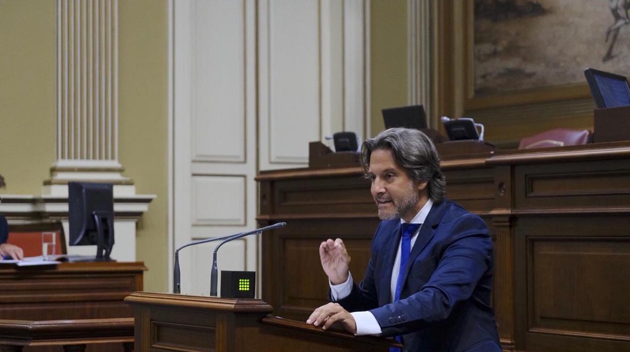 Vídeo: el demoledor discurso de un diputado del PSOE contra el Gobierno canario por «vender humo»