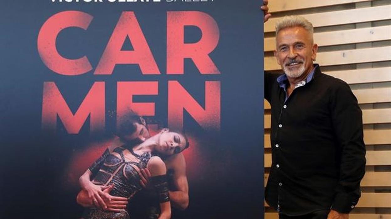 El director Víctor Ullate junto al cartel de «Carmen», espectáculo con el que se retira de los escenarios