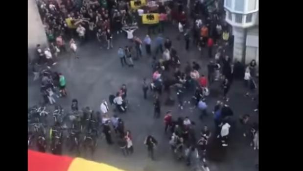 Acoso a un vecino de Vitoria por colgar una bandera española: «Españoles, hijos de p...»