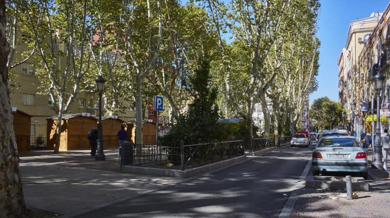 Las casetas del bulevar de Peña Gorbea, en el casco antiguo de Vallecas, ayer, aún con coches