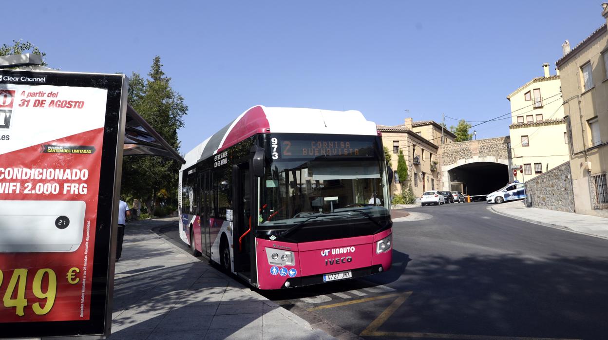 Un autobús urbano en la Cornisa