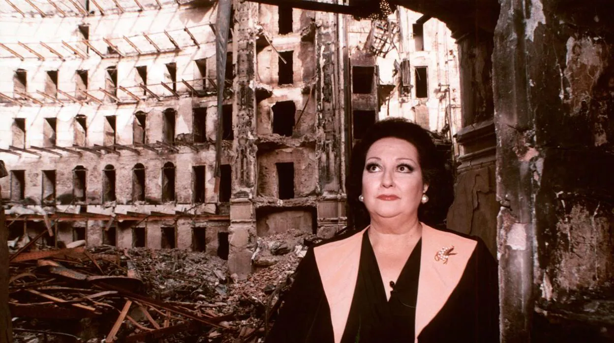 Montserrat Caballé, en 1994, ante las ruinas del Liceu