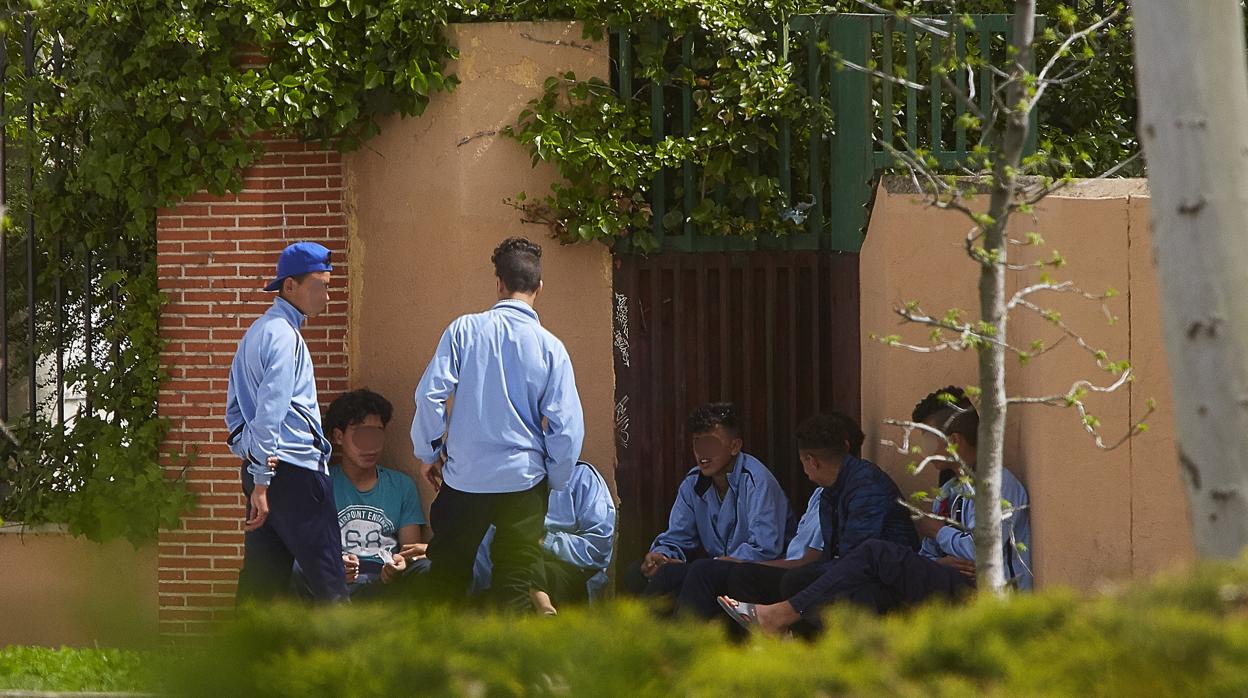 Un grupo de menores no acompañados en Madrid