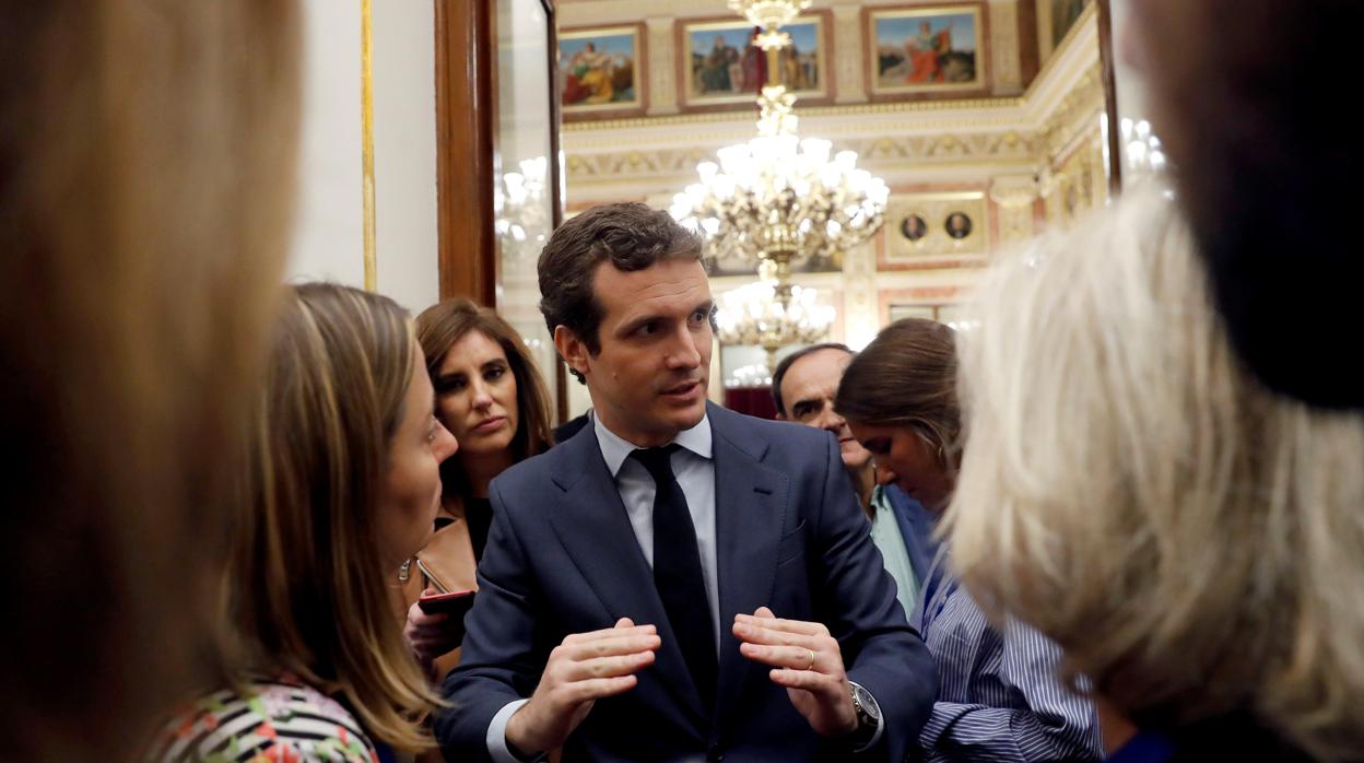 El presidente del PP, Pablo Casado, en el Congreso de los Diputados rodeado de periodistas