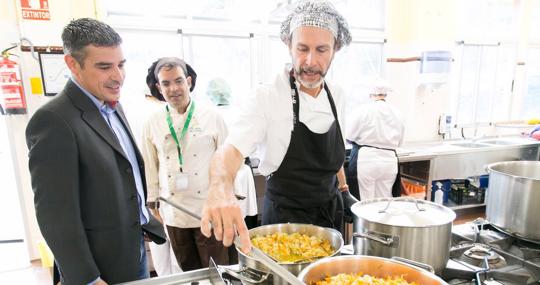 Narvay Quintero en una visita a al cocina de un centro de enseñanza