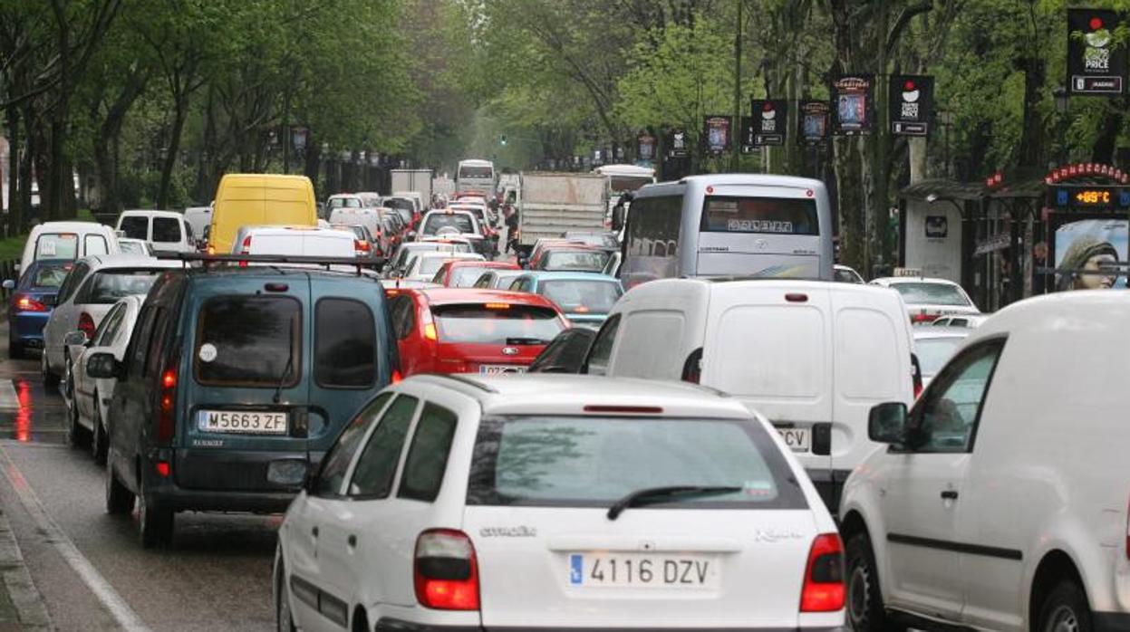 Paseo del Prado, en sentido ascendente, colapsado de coches