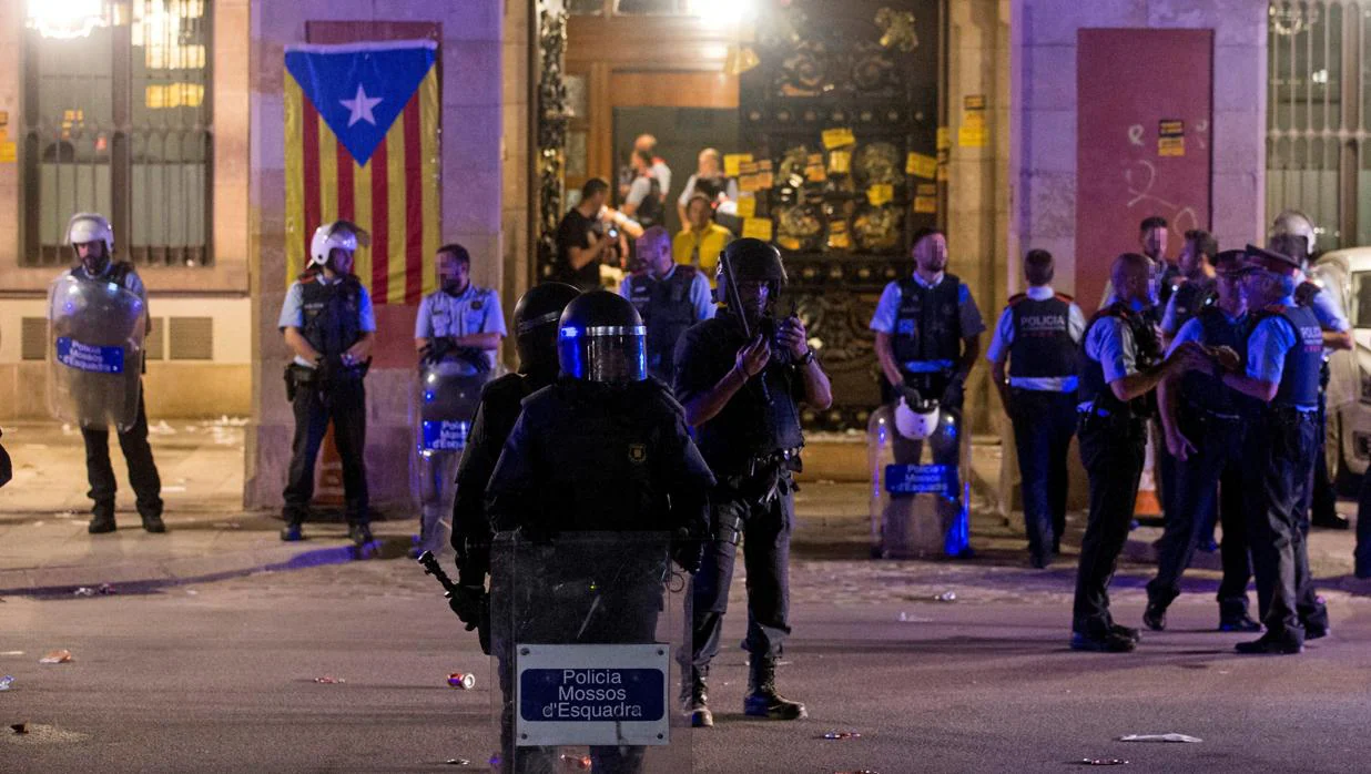 Grupos de radicales amagaron con irrrumpir este 1 de octubre en el Parlamento catalán