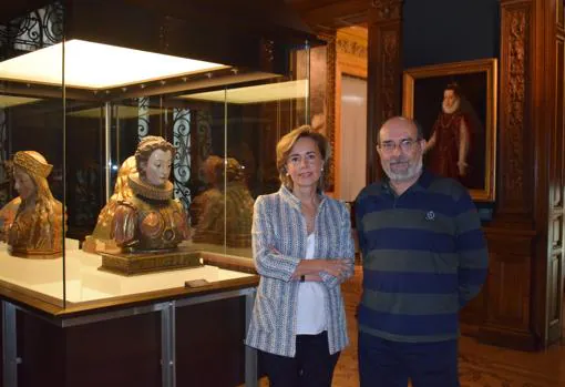 Elena Hernando, directora del museo Lázaro Galdiano junto a Carlos Saguar, secretario de la revista Goya