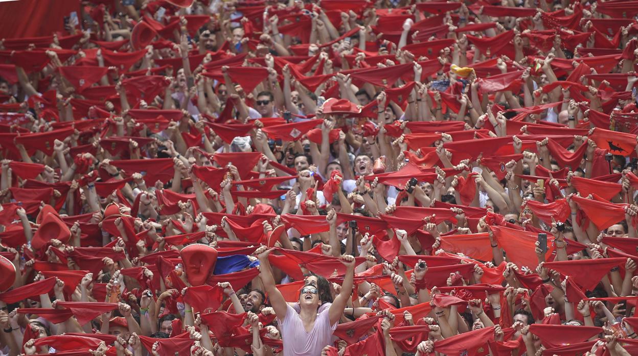 Cientos de participantes en el «chupinazo» muestras sus pañuelos rojos este julio, en Pamplona