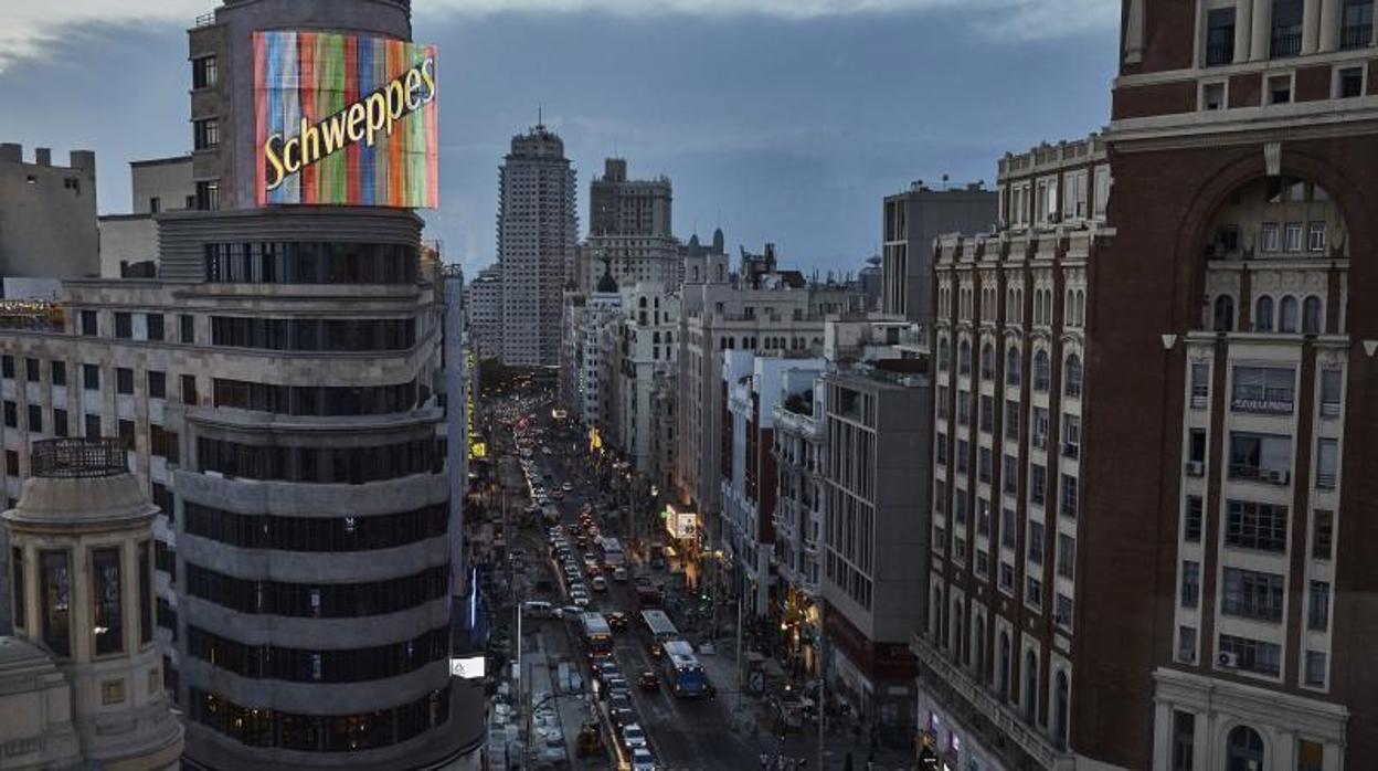 Edificio Carrión, con su célebre anuncio de neones, en la Gran Vía de Madrid