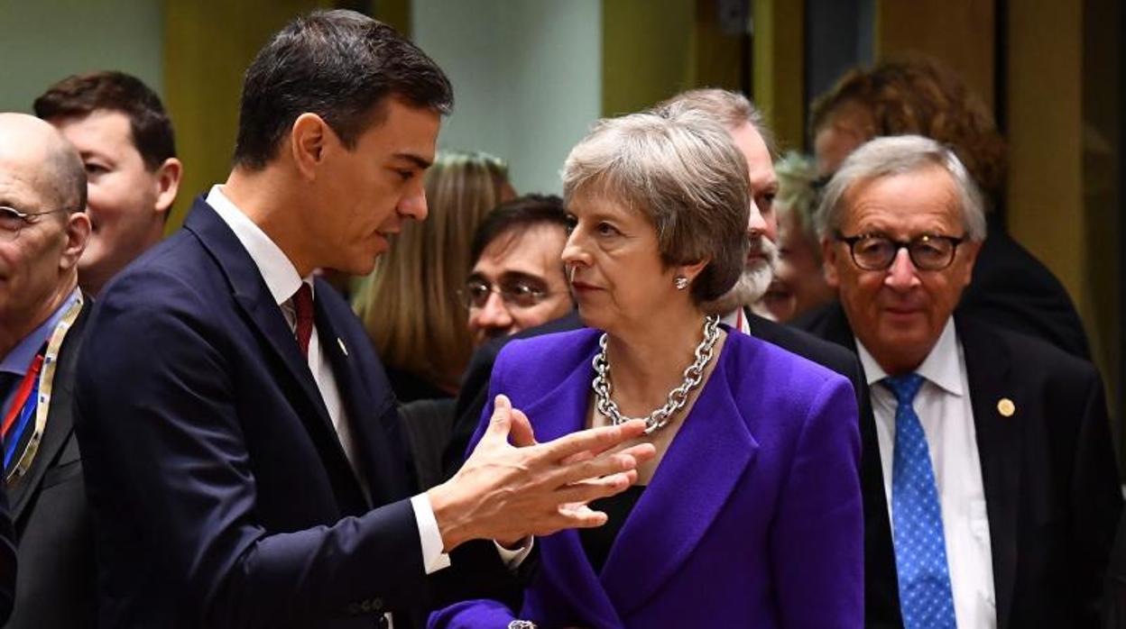 Sánchez y Theresa May, ayer en Bruselas