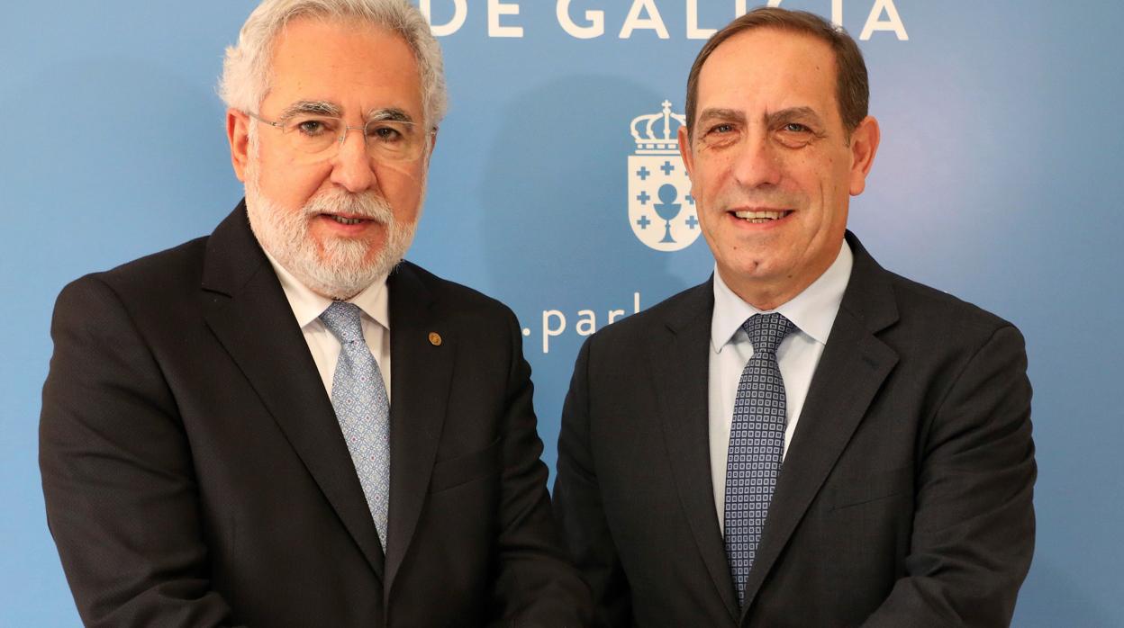 El presidente del Parlamento, Miguel Santalices, con el conselleiro de Facenda, Valeriano Martínez, en el acto de entrega de los Orzamentos de 2019
