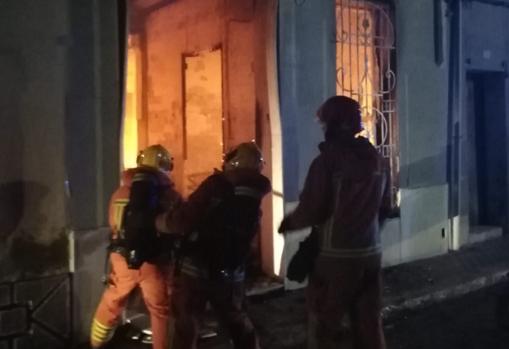 Los Bomberos, en la extinción del incendio de la vivienda