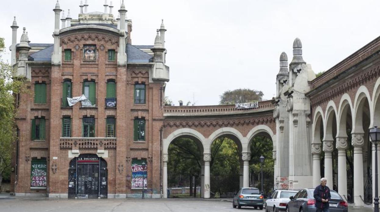 Edificio usurpado por los okupas de La Dragona en el cementerio de La Almudena