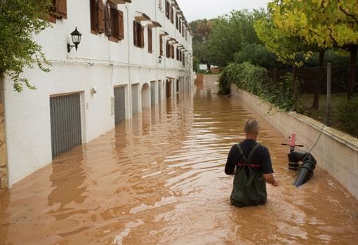 Bomberos achicando agua en bajos y garajes de las viviendas de la playa del Carregador en Alcocéber
