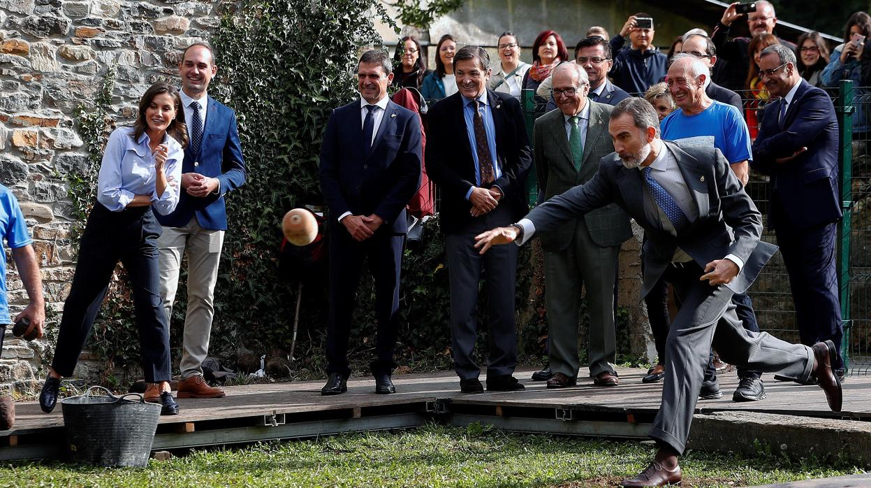 El rey Felipe, hoy en Moal, participando en un lanzamiento del bolo vaqueiro