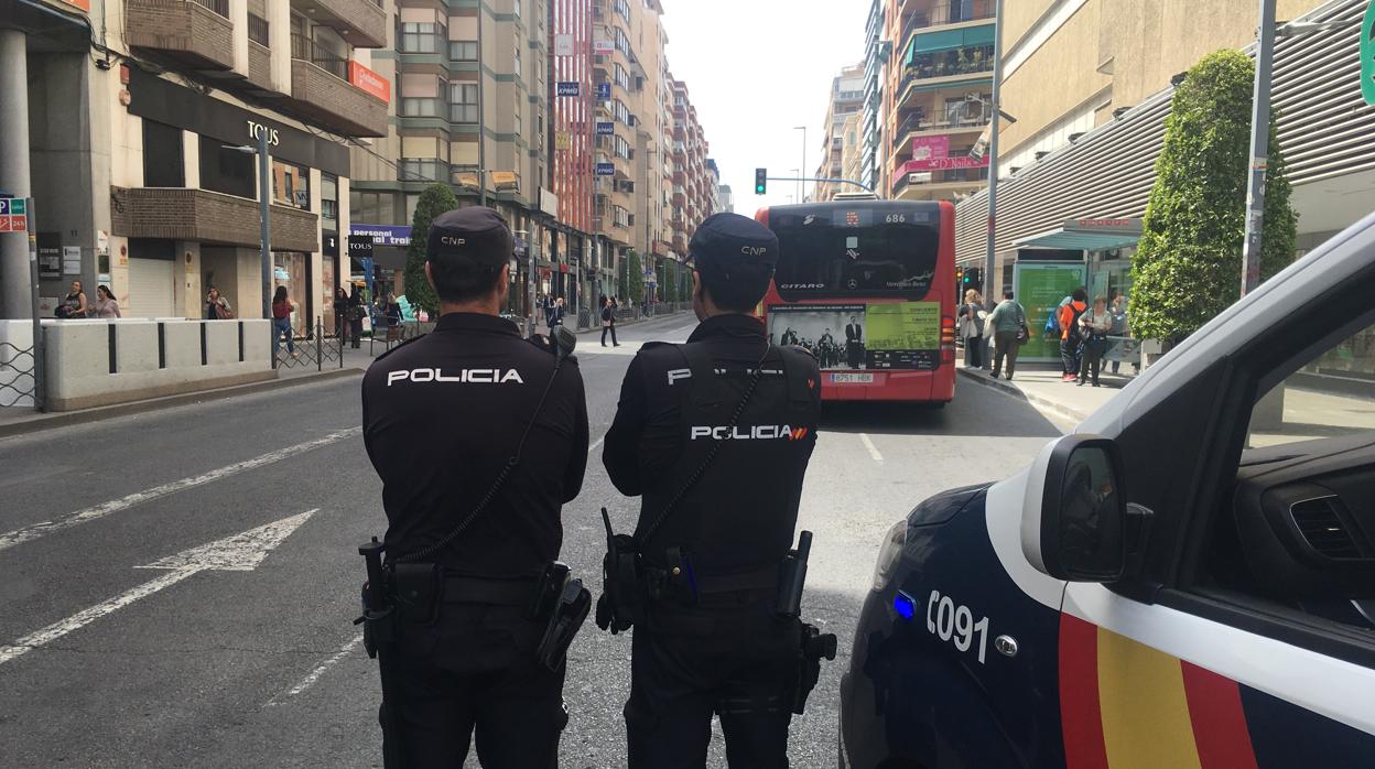 Agentes de Policía tras detener al presunto ladrón en el centro de Alicante