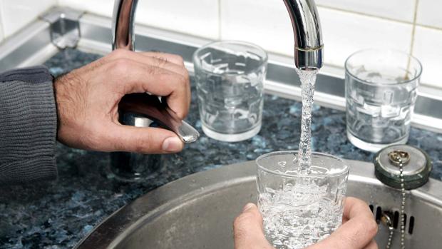 El método del «vaso de agua»: así robaron dos mujeres a una anciana de 70 años en su propia casa