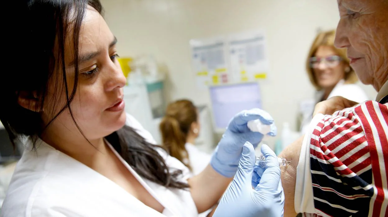Una mujer recibe la vacuna de la gripe en una imagen de archivo